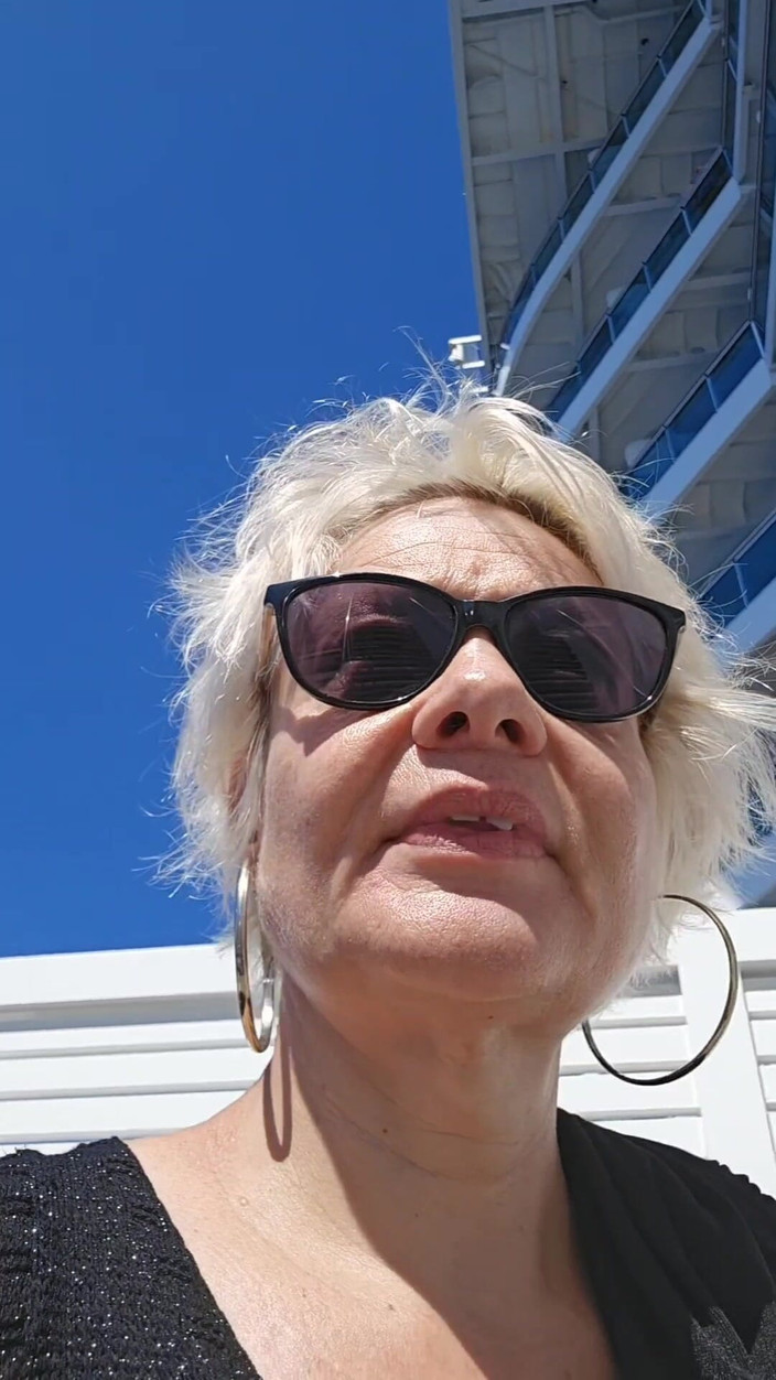 Sofy13: Na dovolené, Hledám cizince na lodi, aby mě tvrdě ošukal...