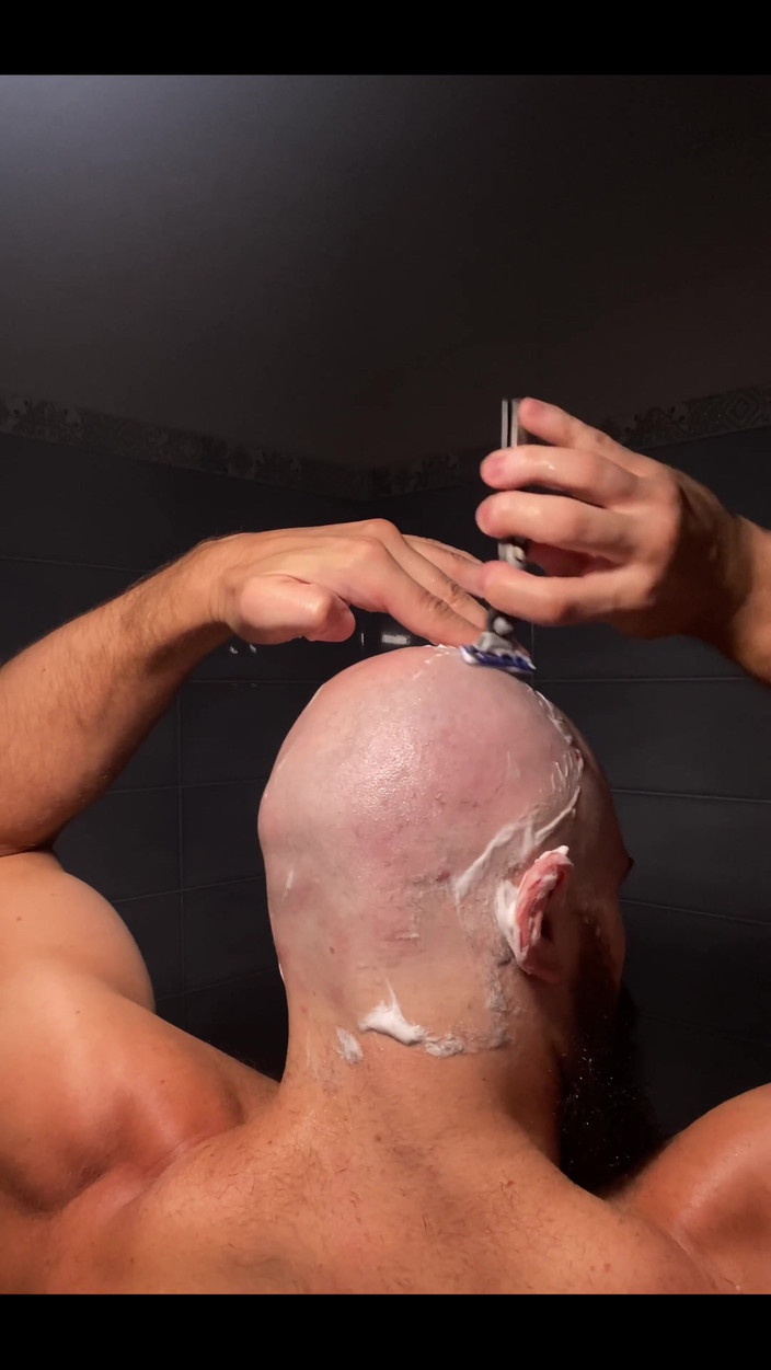 Mister Stone: Tıraş başımın asmr videosu