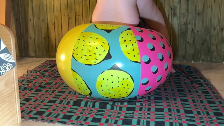 BeachBallsDuo: Zwei riesige 42 und 48 Beachballs, die unter unseren 200kgs zermalmt wurden!