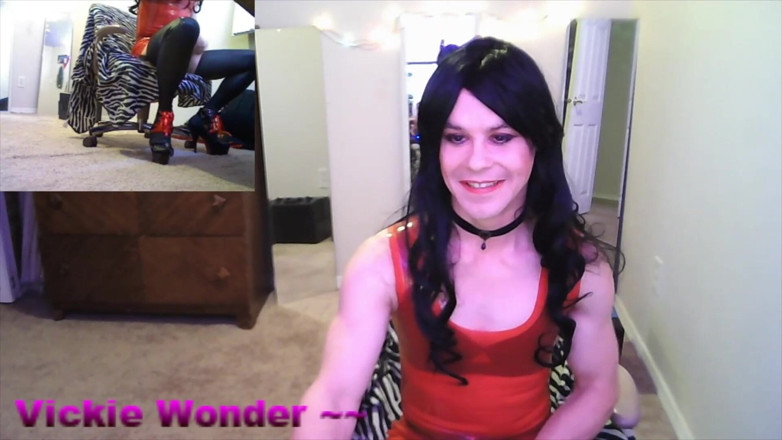 Vickie Wonder: Vickie Wonder in red latex dress