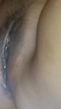Une MILF squirteuse se fait baiser la chatte avec un gode et un préservatif Soudainement arrêté parce que quelqu’un a frappé à la porte