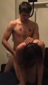 Sexy přítelkyně je přistižena při sexu se svým nevlastním bratrem