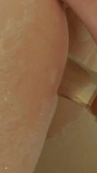 Bathing brunette teen pussy toying solo