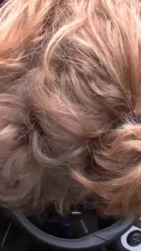Taranująca blondynka dojrzała w samochodzie