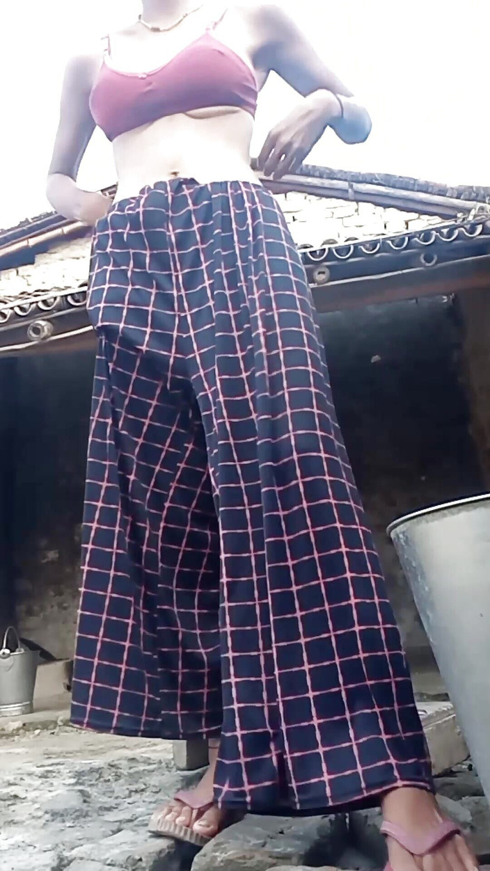 Soni sax: Une Indienne se baigne dans la nature