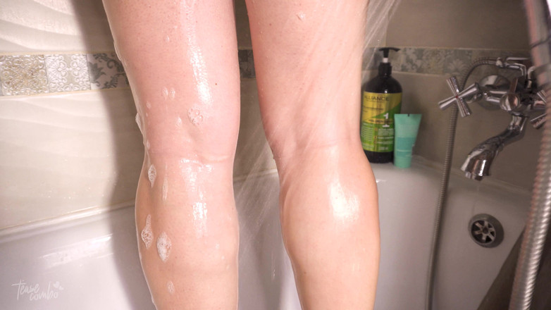 Teasecombo 4K: Teen amatérka škádlí její sexy telátka ve sprše