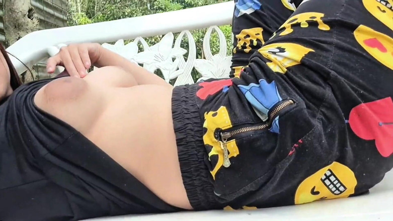 Yulieth Gomez: 拉丁青少年在户外展示她的乳房