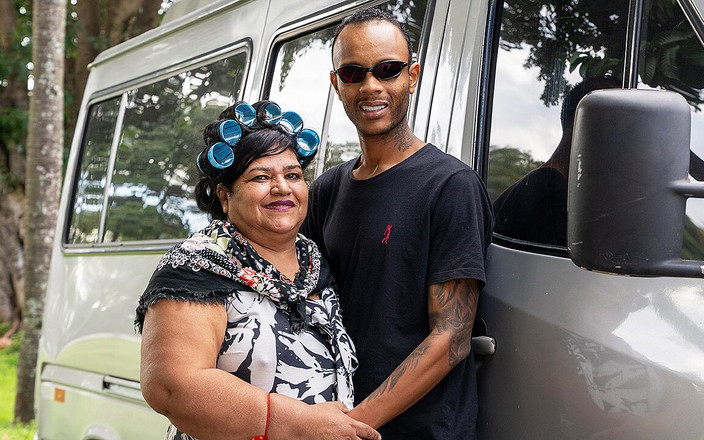 MaturePickup: 胖奶奶在公交车上所有的洞都被毁了