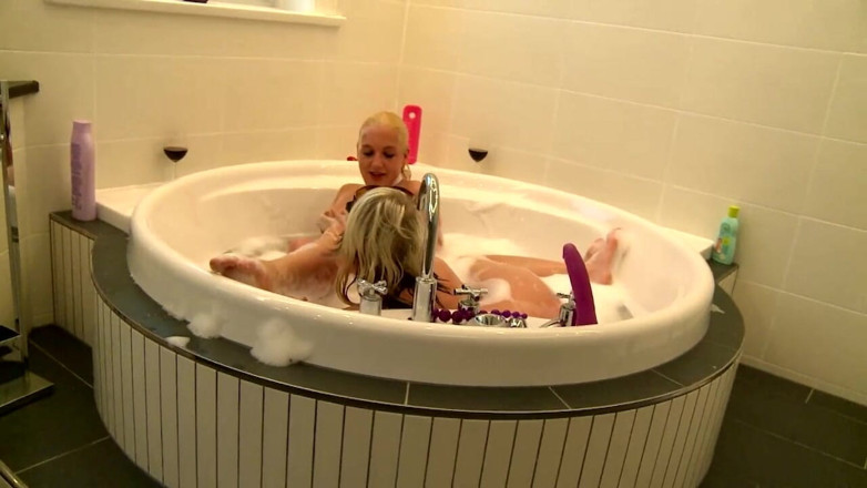 Deutschland porn: Real wet lesbian bath!!!