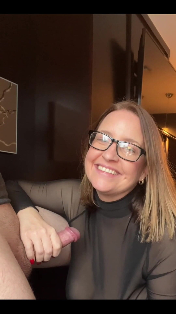 Avril Showers: Довгий мінет під час читання еротичної літератури; "Метью" Метью Голдін