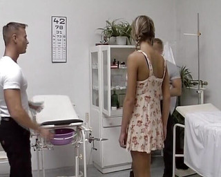German amateur couples: Krásná blonďatá německá teenagerka je ošukaná dvěma nadrženými lékaři 2