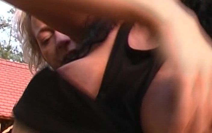 German's Lesbian: Mükemmel Alman bayanlar açık havada gösteride öpüşüyor