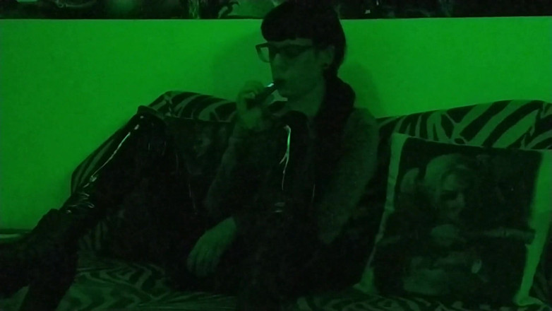 Beth Kinky: Trying out my new E-cigarette - Beth Kinky