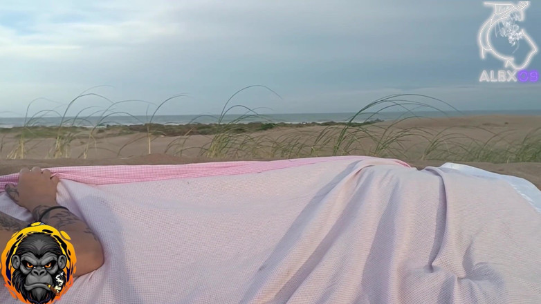 SrMono: Ik neuk haar midden op het strand | Buitenshuis