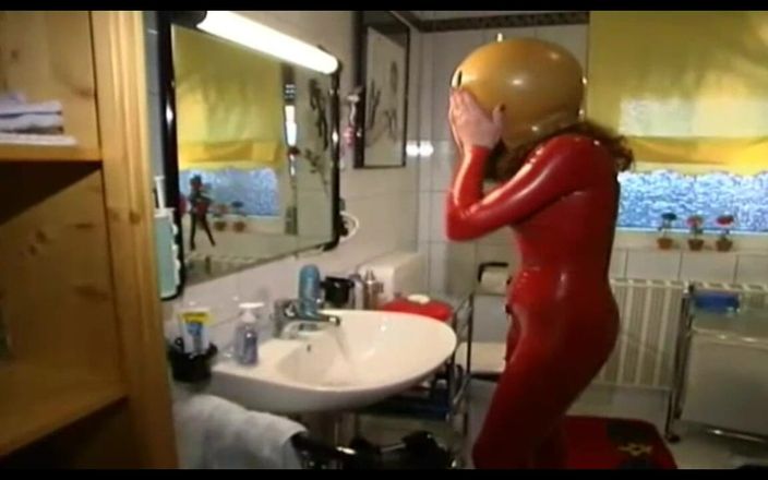 Absolute BDSM films - The original: Sexuell slav i latexklänning och en grotesk mask väntar på...