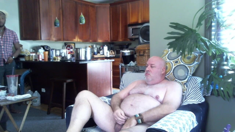 beardaddychub: Медведь получает лицо, полное спермы, от большого черного члена