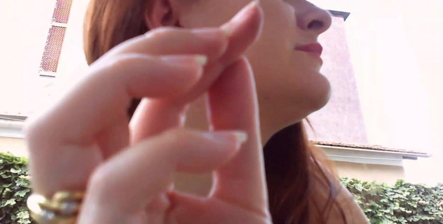 Nicoletta Embassi: Nicoletta ve své zahradě Condominium zkouší video náušnice na žádost pro...