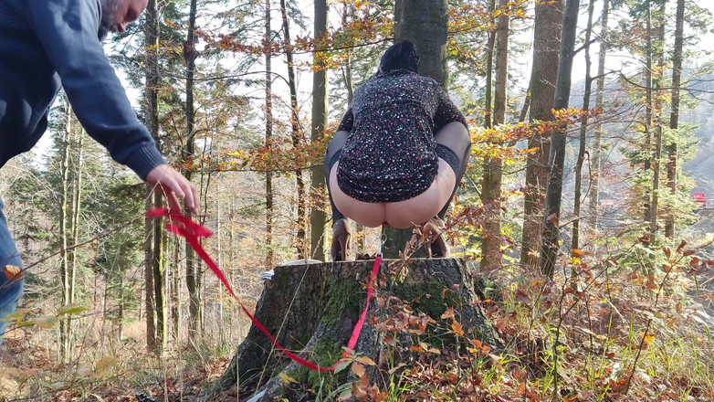 Toilet Mommy: Zdesperowana siusiu, musi siusiu z leashed tyłek na zewnątrz