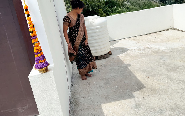 Sexy Komal: Комал поднялась на крышу, позвала за собой подругу, люди наблюдают со всех сторон.