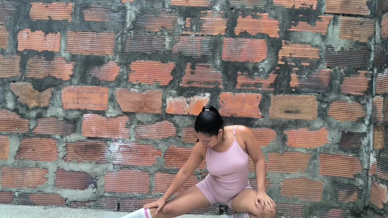 Isabel: Stretching Outside and Peeing My Gym Clothes
