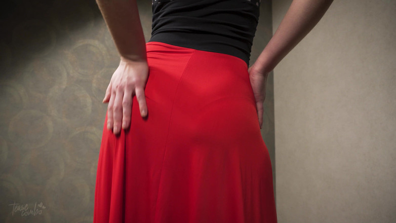 Teasecombo 4K: Sexy milfka v těsných šatech škádlí viditelnou kalhotkovou linku