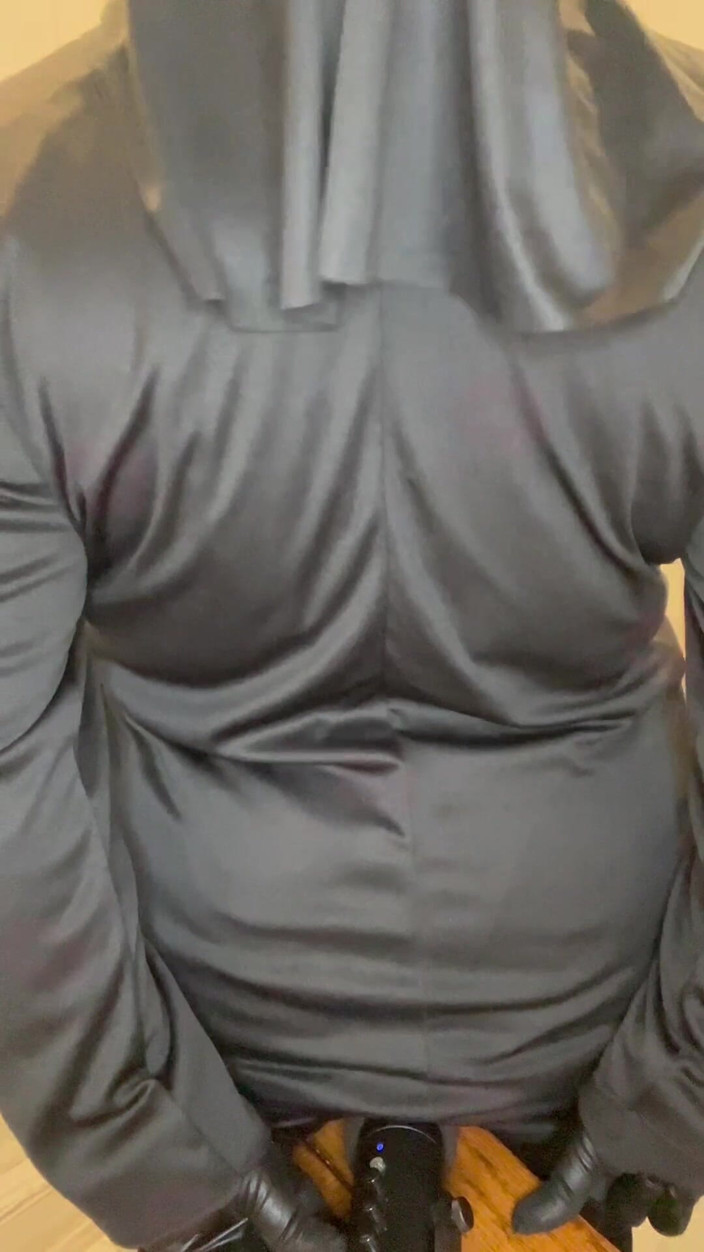 Anye Meshell: Черниця з великою дупою грішить з asmr mic!