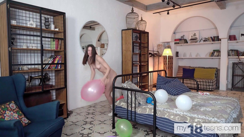 My 18 Teens: My18teens - una linda chica en bragas blancas mama globos y...