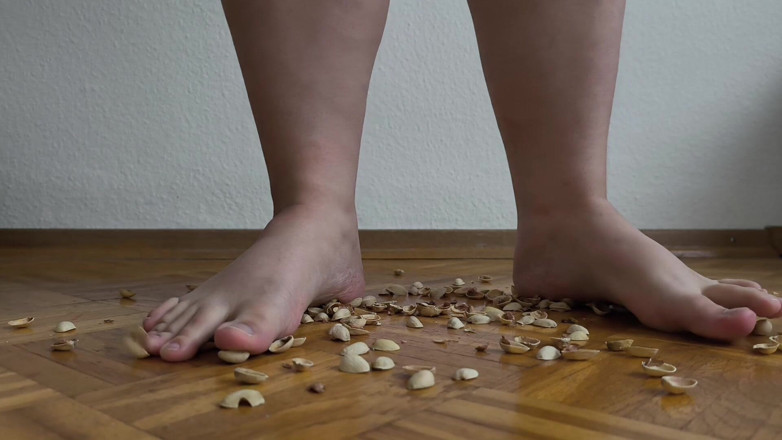 Your QueenXoXo: 130kg Woman Walking on Pistachio Shells - Crunching Sounds