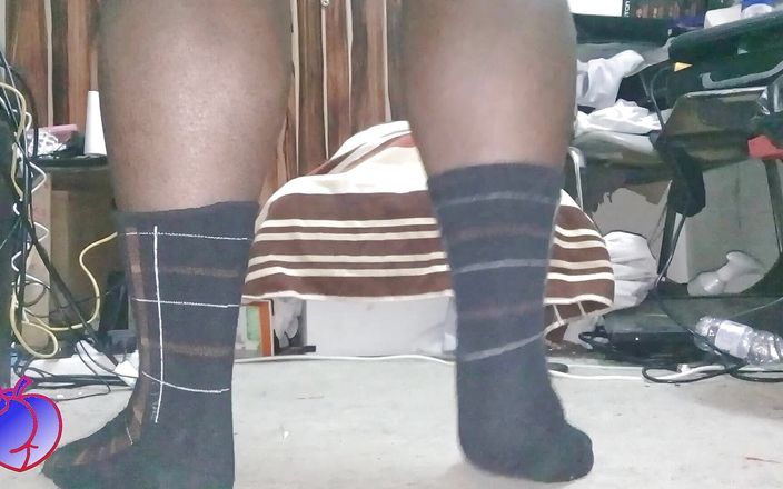 Shen hunk: Black Fat Sissy Useing a Cucumber Then Jerking off