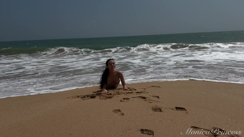 Princess Monica: 해변에서의 토플리스, 보지 핑거링, 야외 누드