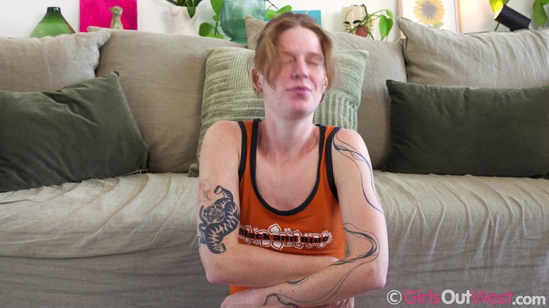 Girls Out West: Dopasowana ruda z małymi cyckami masturbuje się podczas rutyny jogi