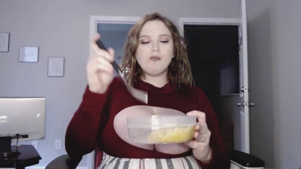 Emma Lilly: 4 minute de mukbang