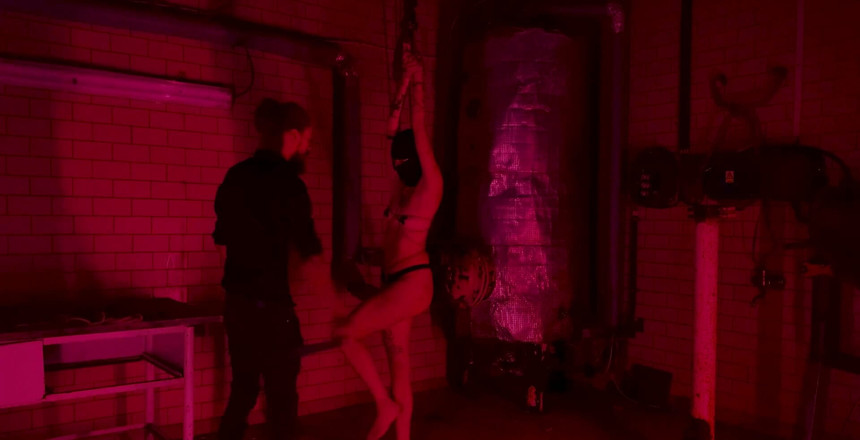 Cur1ouscoup420: 我们的第一部视频，在一个老屠宰场被殴打和性交