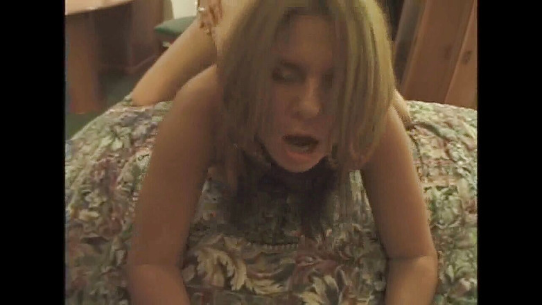 The Classic Archives: Gorąca blond MILF ho ssie i pieprzy kutasa kolesia