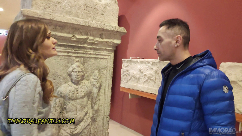 Immoral Family: Monella britannica va al museo di storia con il suo...