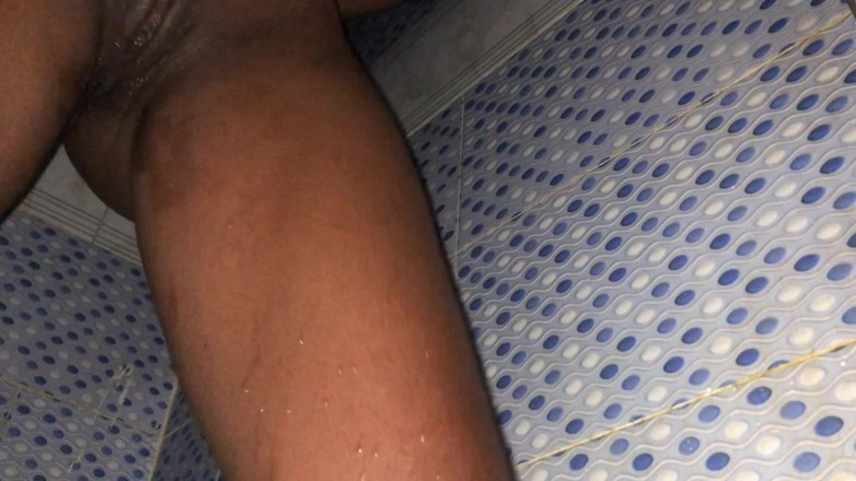 DivaHouz: Negresă africană sexy tachinând pizda umedă în fața ta, din baie...