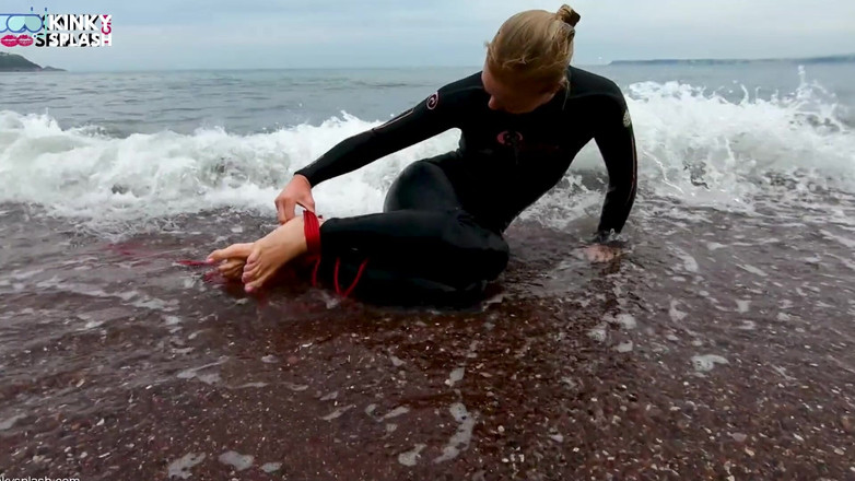 UKCuteGirl Lucy Lauren: ウェットスーツを着て - ビーチでのロープボンデージ脱出チャレンジ