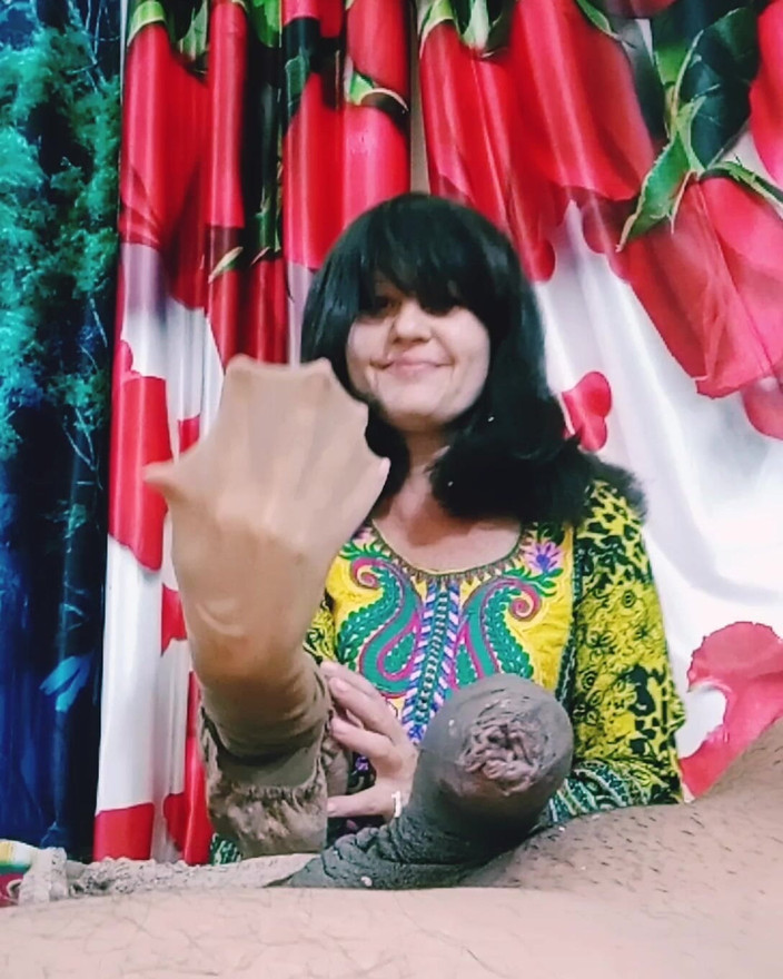 Bolly Karma: बड़ा काला वाला लड़का अपनी सौतेली बहन को बहका रहा है!