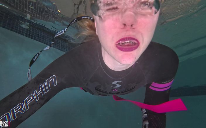 UKCuteGirl: Wetsuit dominatrix bawah air menggoda dengan sepatu hak tinggi