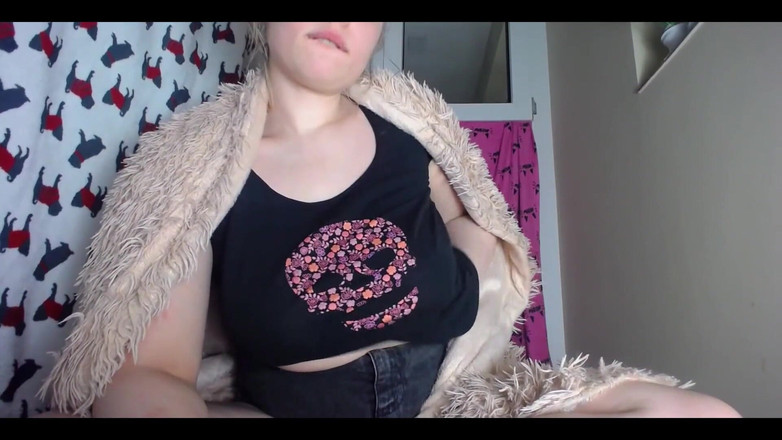 JuiceLussie: とても大きな自然な胸