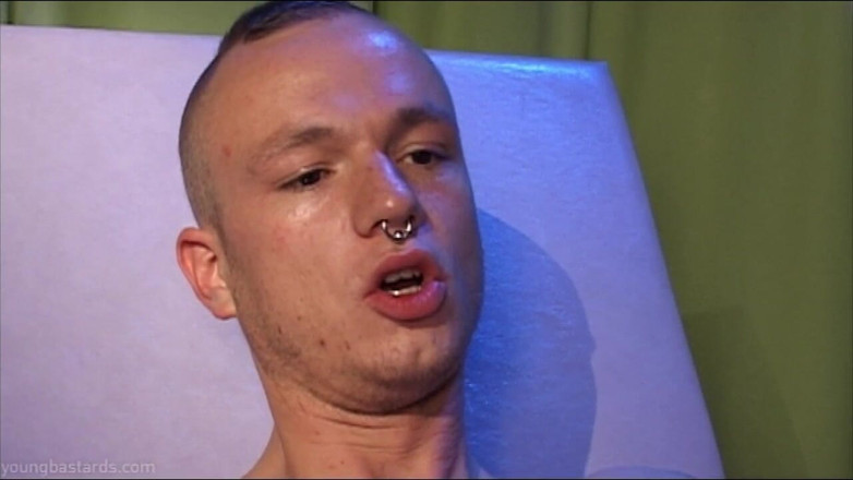 Young Bastards: Młoda dziwka skóry głęboko pięści