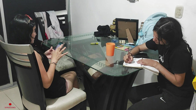 Michell: मेरी सौतेली बहन की लेस्बियन होमवर्क कर रही है और अगर वह मेरे साथ चुदाई करती है तो मैं उसकी मदद करने का प्रस्ताव करती हूं