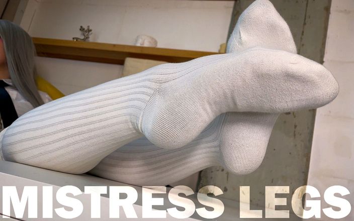 Mistress Legs: Göttin fuß neckt in süßen weißen kniestrümpfen auf dem weißen...