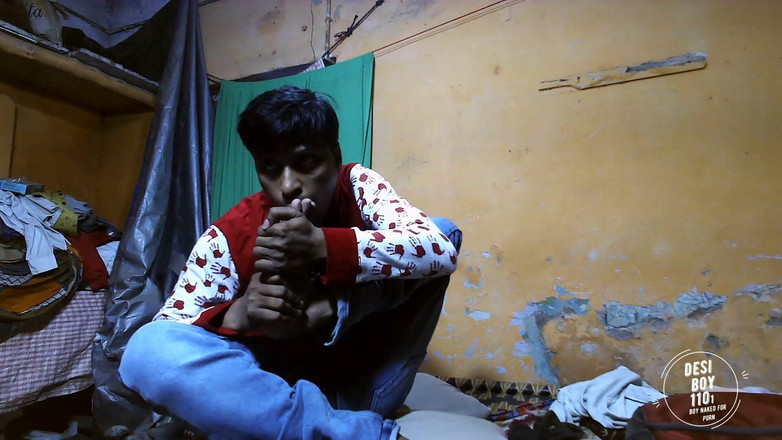 Desiboy110Ankit: Chłopiec własny palce lizanie u nogi i stopy indyjski chłopiec...