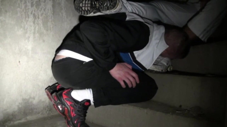 Sneaker gay: 2 pullu oğlanla koşuda feitsh spor ayakkabı teslimi
