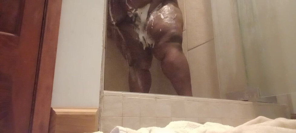 Andrew Adams: シャワーを浴びている私の足が見えます