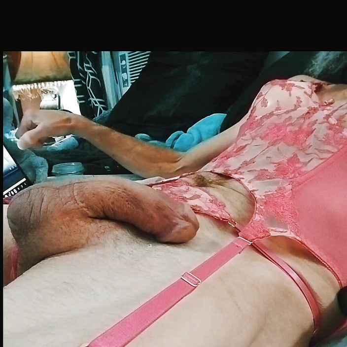 CdmichelleX0: Cdmichelle喜欢玩弄穿着昨晚从亚马逊交付的新粉色内衣的鸡巴，