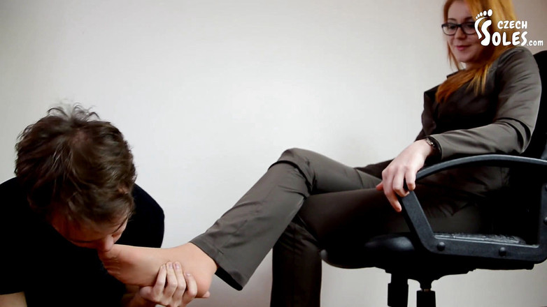 Czech Soles - foot fetish content: Terapeuta Foxy folosește dominarea picioarelor