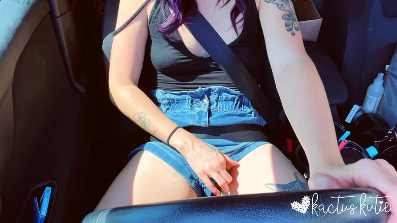 kactus kutie: 운전 중 큰 오르가즘을 느끼는 발정난 소녀