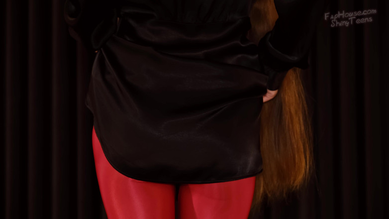 Shiny teens: 896 Lesklé červené punčocháče a černé hedvábné šaty